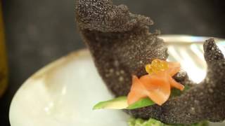 Kroepoek amuse met avocado en zalm [upl. by Suirad]