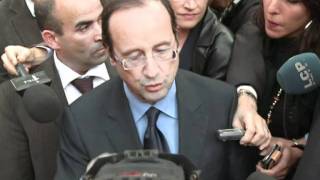 Visite de François Hollande sur un marché du 18ème à Paris [upl. by Otit]