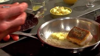 Technique de Chef  Sauter un poisson quotfaçon meunièrequot [upl. by Ahseenyt279]