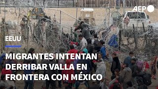 Migrantes intentan derribar alambre de púas en frontera entre México y EEUU  AFP [upl. by Assirehc81]