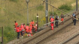 Attaque contre la SNCF  techniciens et gendarmes mobilisés sur les voies ferrées  AFP Images [upl. by Lorenzana494]