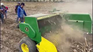 Empacando zacate con empacadora de Alambre John Deere 346 [upl. by Hansel]