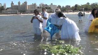 Culto a Yemanjá atrae a fieles y curiosos en Uruguay [upl. by Annairol]