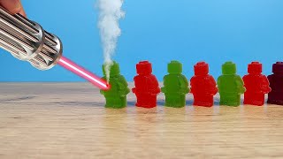 POTENTE LASER vs 10 Jelly Lego Men y otros items [upl. by Atirrehs]