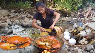 Big crabs curry spicy delicious with duck eggs for dinner  Survival cooking in forest [upl. by Lyrpa841]