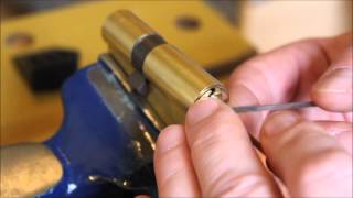 Crochetage lockpicking cylindre Vachette ASSA ABLOY V5 [upl. by Dacy519]