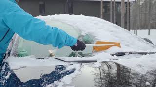 Dégivrez rapidement votre voiture avec la brosse et grattoir à neige SnowXpert™ Fiskars [upl. by Fanni]