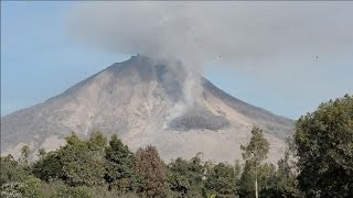 Indonésie le volcan Sinaung toujours en activité [upl. by Adkins]