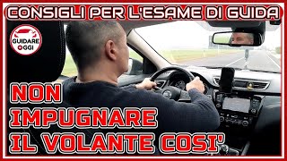 COME IMPUGNARE IL VOLANTE BRACCIA E MANI RIGIDE O RILASSATE CONSIGLI PER SUPERARE L’ESAME DI GUIDA [upl. by Tranquada]