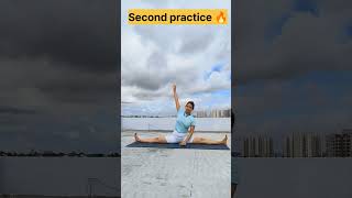 🔓 Front splits 😲yoga frontsplit frontsplits shortsfeed shortsviral tutorial fun2shhyoga [upl. by Hsihsa]