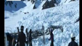 Un télésiège détruit par une avalanche [upl. by Cosetta]