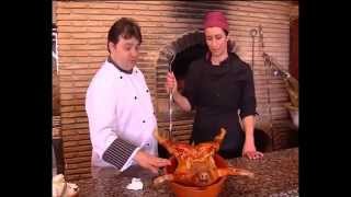 Geno y Javier receta cochinillo al horno de leña una de las especialidades de Asador Monte Mayor [upl. by Annerahs955]