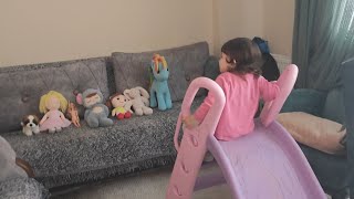 Hatice bebekleri ile kaydıraktan kayıyor kidsvideo [upl. by Aynik125]