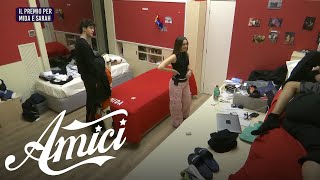 Amici 23  Lo scherzo di Mida e Sarah per Petit [upl. by Nylle]