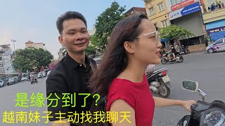 河内住10美元的酒店：饭店老板女儿：主动找我聊天：难道缘份到了 [upl. by Adniralc]