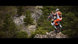 2025 KTM 300 XCW HARD ENDURO REVIEW AND WALK AROUND  KTM  300 XCW [upl. by Ennyroc45]