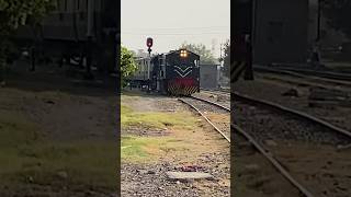 Hazara ExpressTrain Arrives at Multan Railway Station hazaraexpress trainspotting viralshorts [upl. by Nauqyt]