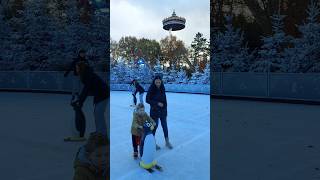 Leren schaatsen op de Warme Winter Weide in de Winter Efteling 🎢⛸️ [upl. by Hailed]