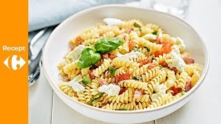 Pasta met tomaten mozzarella spek en basilicum [upl. by Riatsila]