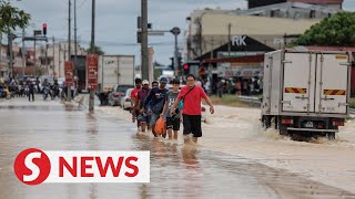 Number of flood victims continue to rise in Johor [upl. by Nimaj936]