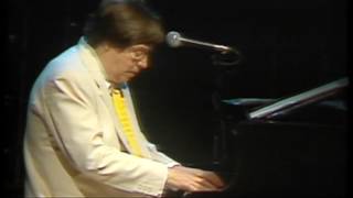 Tom Jobim ao piano tocando uma Valsa meio Francesa [upl. by Damicke]