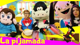 Travesuras en la pijamada con fiesta emoji  Andy se hace pipí  videos para niños [upl. by Loralyn]