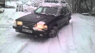 Volvo 740 i snö med sommardäck och biltemas snökedjor [upl. by Berg]