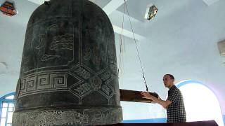 Minute long ringing of huge bell at top of Pagoda [upl. by Karee]