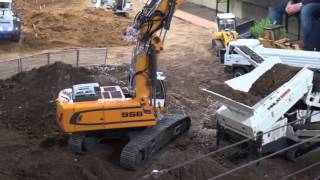 Liebherr 956 with adjustable boom works with clamshell [upl. by Dilaw]