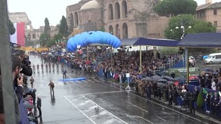 2 Giugno larrivo del Tricolore con i paracadutisti della Folgore [upl. by Rabiah]