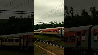 Yognagri Rishikesh Kochuveli Superfast Express Crossing shorts train viralvideo [upl. by Akienom]