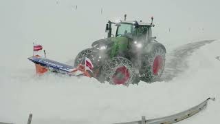 Kahlbacher Frässchleudern und Kahlbacher Schneepflüge auf Fendt Traktoren 💪 [upl. by Esnofla]