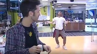 GF Vip Luca CANTA a TononquotBatti le mani schiocca le ditaquot e diventa un REMIX [upl. by Ynolem]