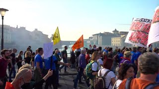 ExGKN corteo a Firenze manifestanti sfilano su Ponte alle Grazie [upl. by Patnode658]