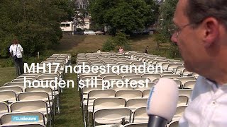 MH17nabestaanden zetten 298 lege stoelen voor Russische ambassade  RTL NIEUWS [upl. by Yalc817]