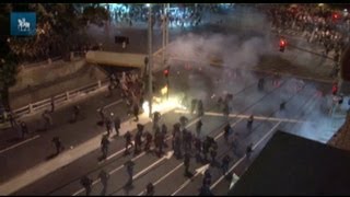 Segundo protesto antes da final da Copa das Confederações tem conflito entre manifestantes e polícia [upl. by Jarid]