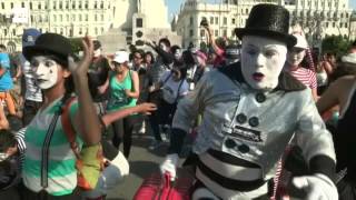 Mimes run slowmo marathon in Peru [upl. by Joaquin]