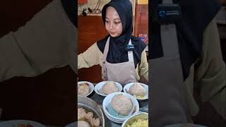 Penjual bakso ini cantik bakso mercon dan Beranak viral di Gresik kulinergresik kulinerindonesia [upl. by Hamrah817]