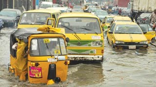 This man is reporting LIVE from his flooded community in Lagos [upl. by Daffy]