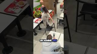 quotMoment émouvant  Un gentleman sauve une femme enceinte dans un restaurant quot [upl. by Nitsew]