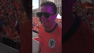 Robert van Hemert en Joël Borelli spelen voor oranje fans in Berlijn [upl. by Redford]