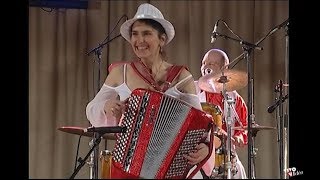 Des Portugaises à Sablé par Angélique et ses musicos [upl. by Spaulding137]