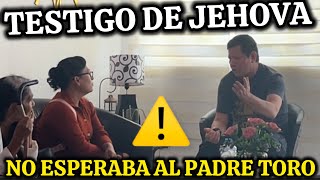 🚨TESTIGO DE JEHOVA Tocó La PUERTA y la RECIBE el Padre Luis Toro En MÉXICO 🇲🇽 DEBATE 😱 [upl. by Ynattir]