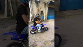 Divertentissimo ma piccolino😂 yamaha yz yz65 bikelife wheelie shorts shortsfeed divertente [upl. by Albur]