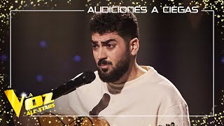 Gonzalo Alhambra canta quotPienso en tu miráquot  Audiciones a ciegas  La Voz All Stars 2023 [upl. by Otrepur]