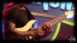 Tosin Abasi explicando técnica de tapping [upl. by Feetal]