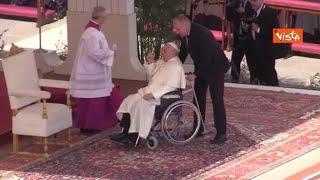 Domenica delle Palme Papa Francesco passa con il papamobile e saluta i fedeli in piazza San [upl. by Hacissej]