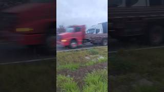 O 1620 vermelha 🚛 botando pressão na ultrapassagem sobre o bauzeiro preto em alta velocity1620top [upl. by Chellman708]