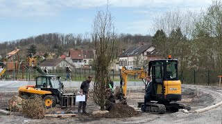 Plantation de la végétation devant la future salle culturelle de Rémelfing [upl. by Neeoma]