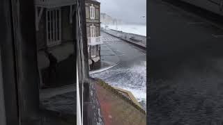 TRÈS IMPRESSIONNANT Toujours du vent et de très fortes vagues sur la côte atlantique et de la Manche [upl. by Nylahsoj410]